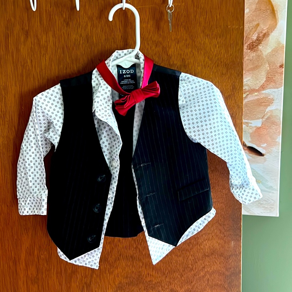 4 piece Izod pinstripe suit for boys (6-9M)
